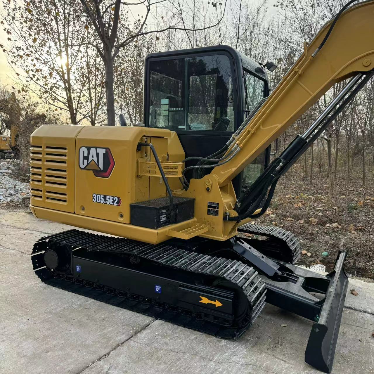 二手卡特305.5E2挖掘机
